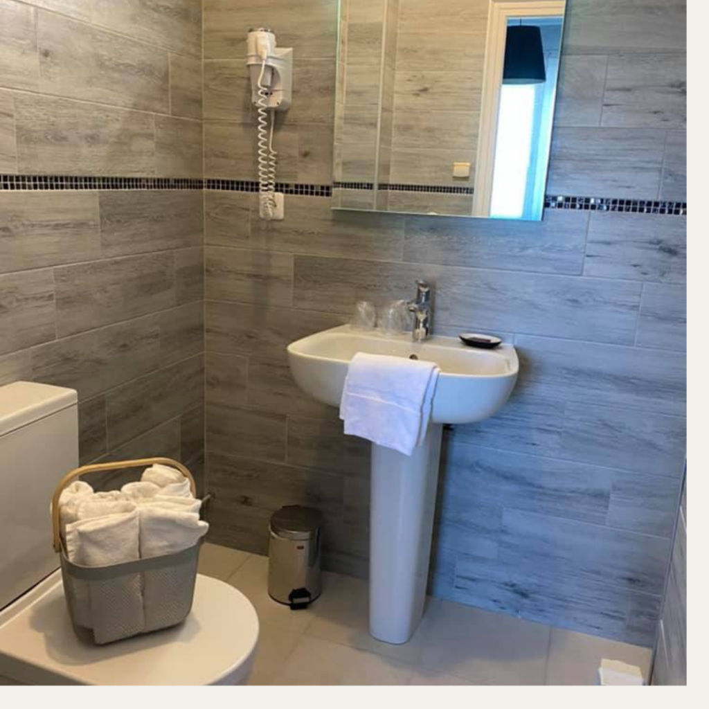 Salle de bain privative avec douche de la Chambre Double de l'Hôtel Café de Paris à Barneville-Carteret.
